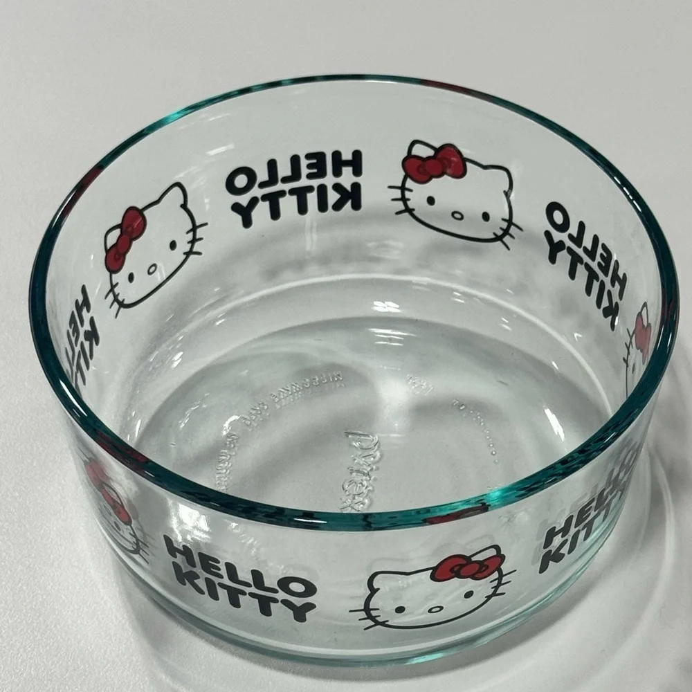 Pyrex Hello Kitty 7 & 4 Cup Glass Storage Bowls 7201 7203 NOS with lids